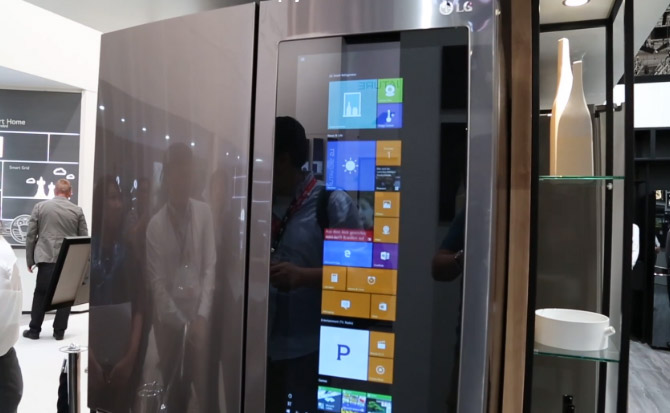 Первый холодильник на Windows 10. LG показали умную новинку